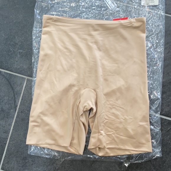 Spanx Power Conceal‑Her Mid‑Thigh Shorts - Picture 8 of 8